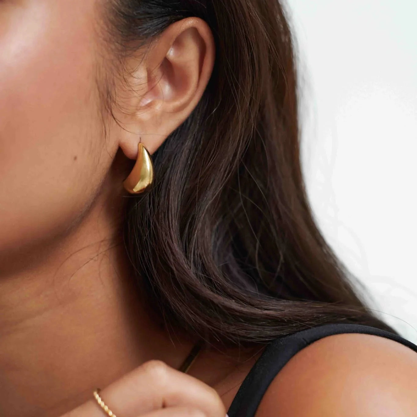 GOLD CURVED MIDI HOOPS