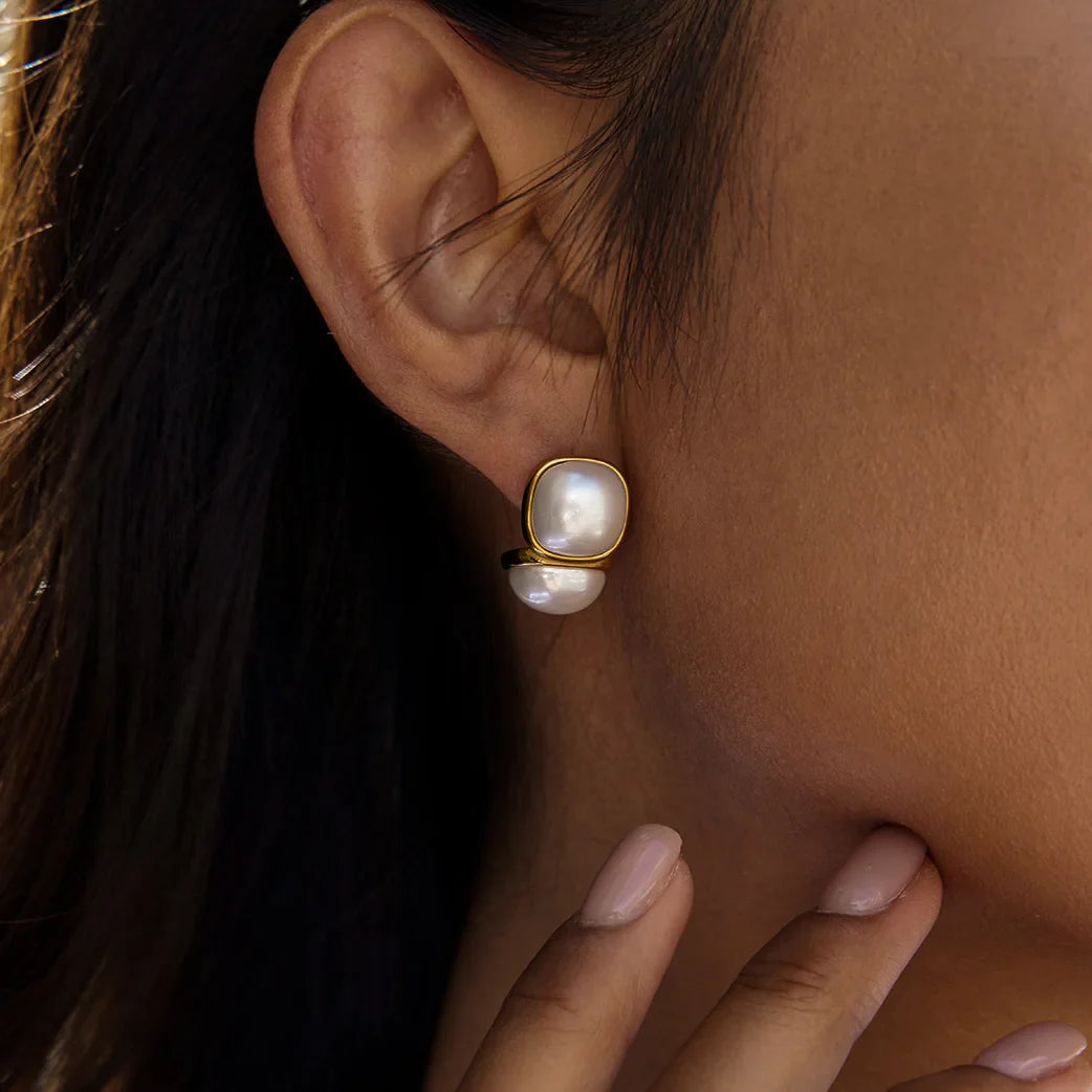 THE DOUBLE PEARL STUD EARRINGS