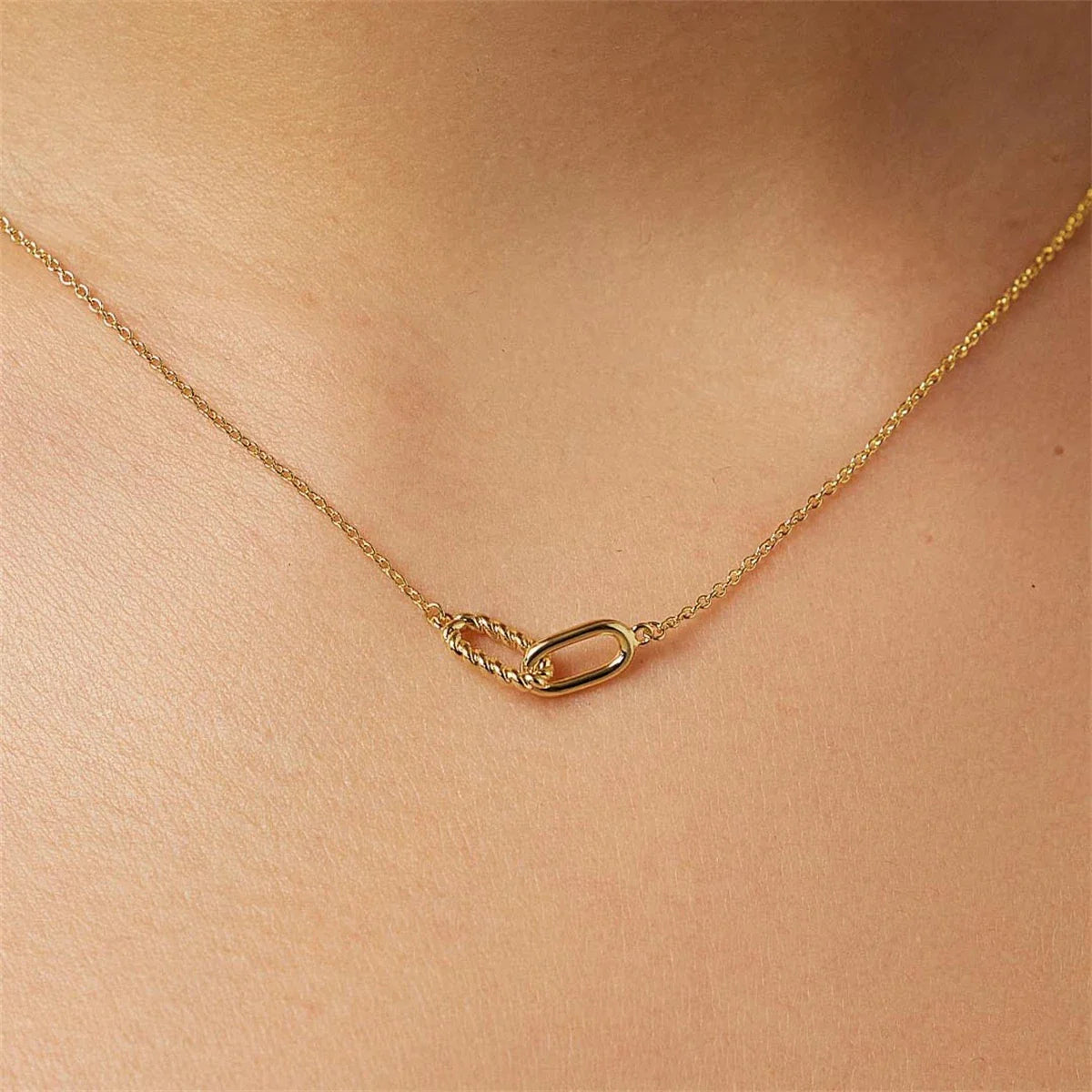 TWISTED LINK NECKLACE