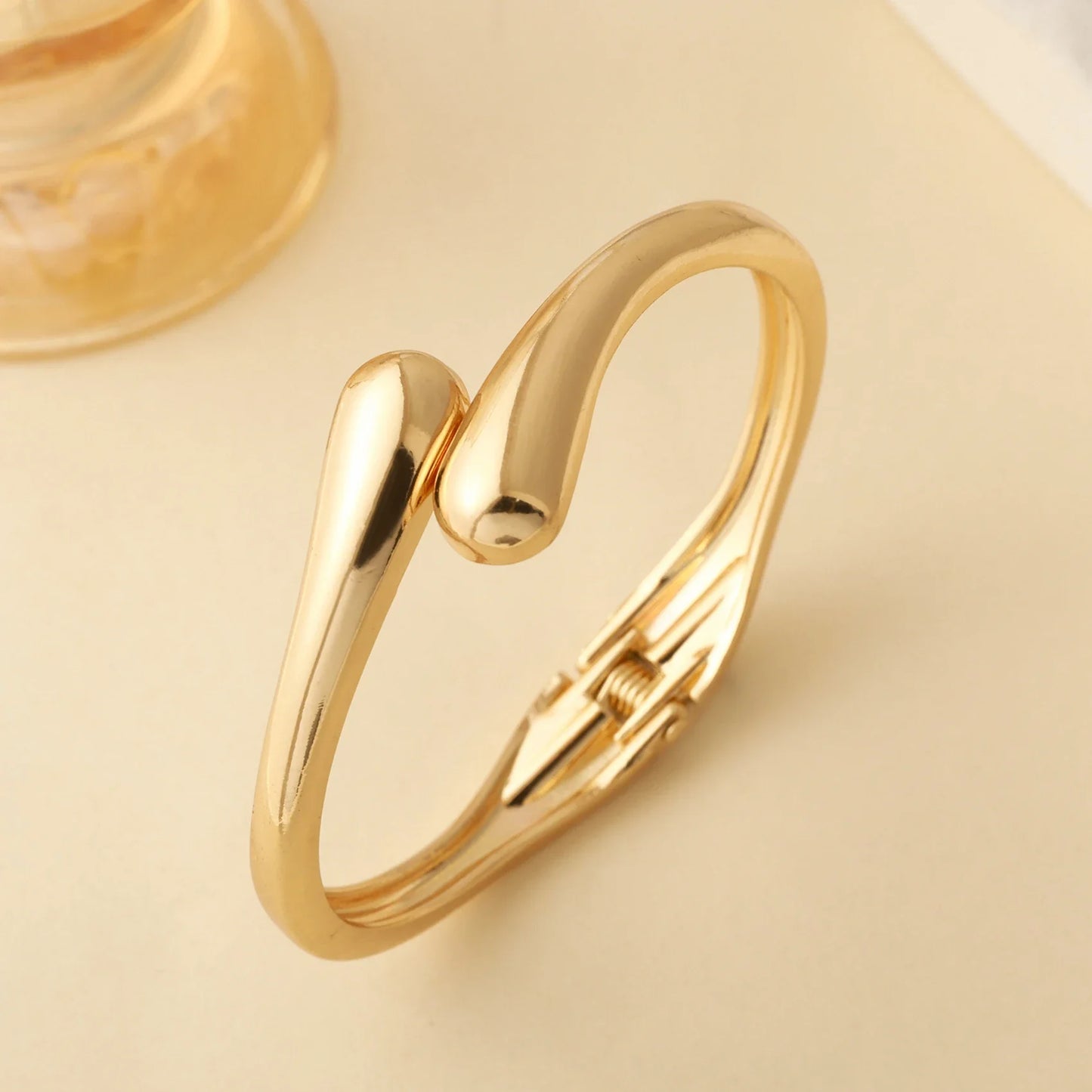 THICK OVERLAP HINGED BANGLE