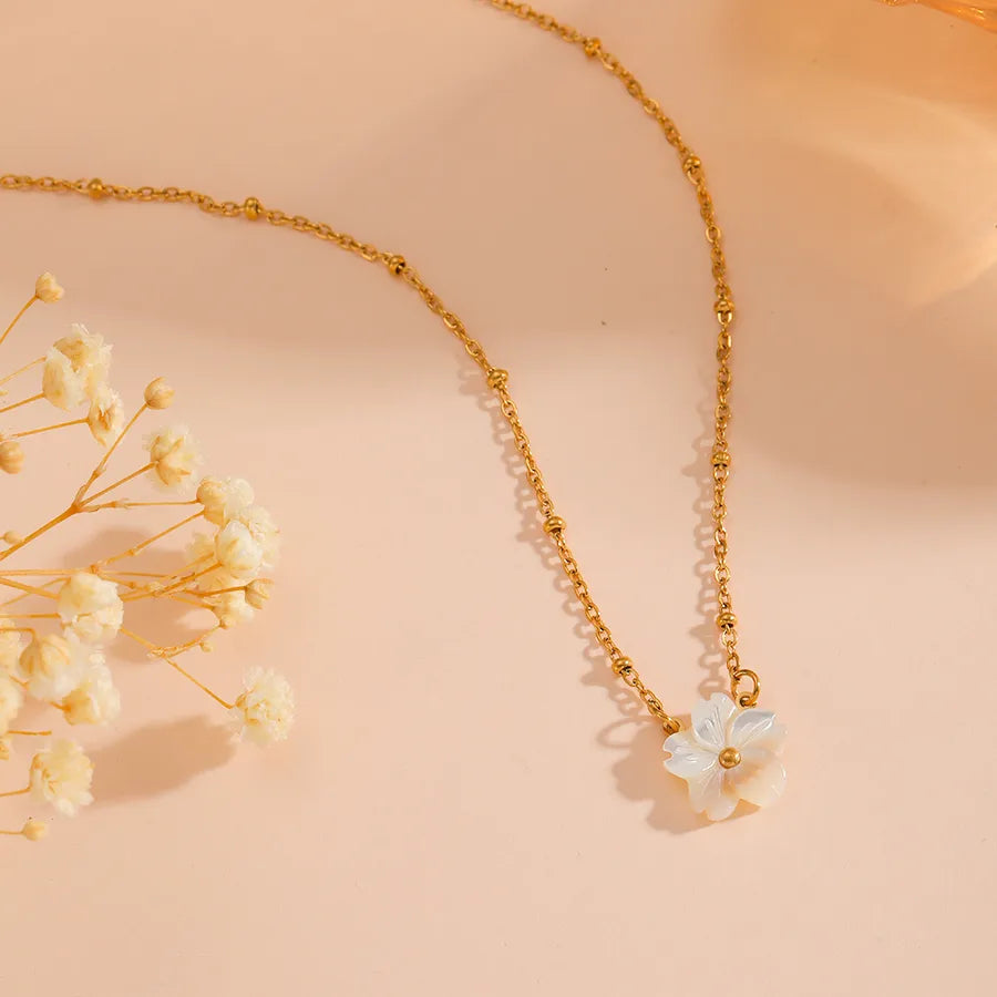 WHITE FLOWER NECKLACE